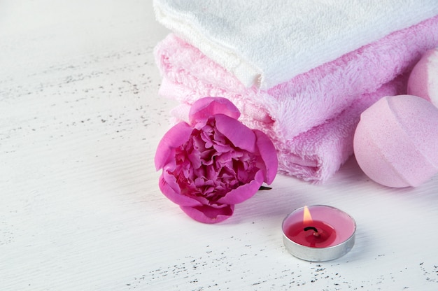 Spa samenstelling met badbommen en roze pioen