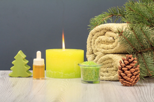 Spa-samenstelling met handdoek, aromatische olie, zeep, zeezout en kaars