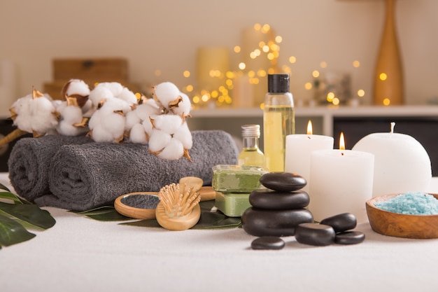 Foto spa samenstelling met kerstversiering. vakantie spa-behandeling. zen en ontspannen concept.