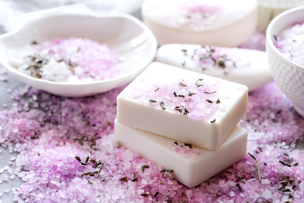 Spa-samenstelling met roze zeezout en een verscheidenheid aan natuurlijke zeep Gedroogde lavendel