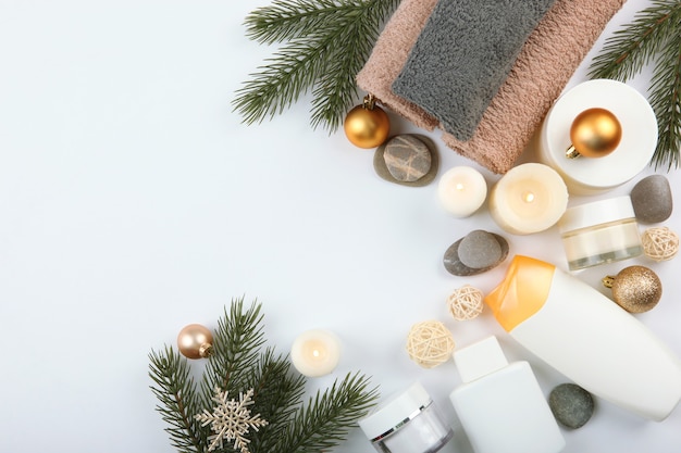 Spa-samenstelling op tafel en kerstaccessoires huidverzorging