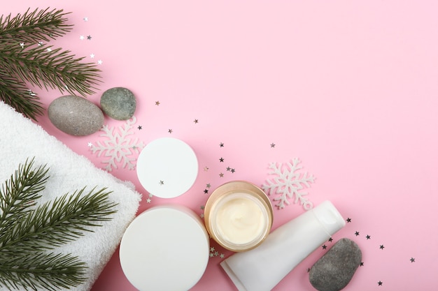 Spa-samenstelling op tafel en kerstaccessoires huidverzorging