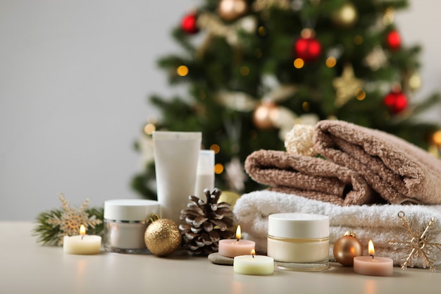 Spa-samenstelling op tafel en kerstaccessoires huidverzorging