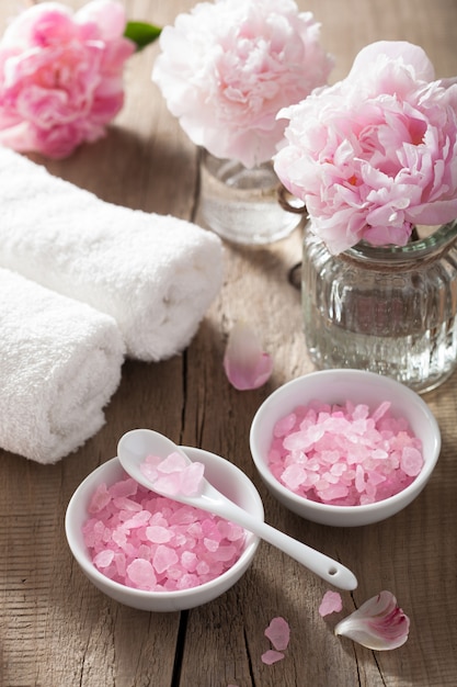 Spa set met pioenrozen en roze kruidenzout