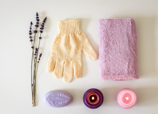 Foto set spa con sapone alla lavanda, guanto peeling per massaggi