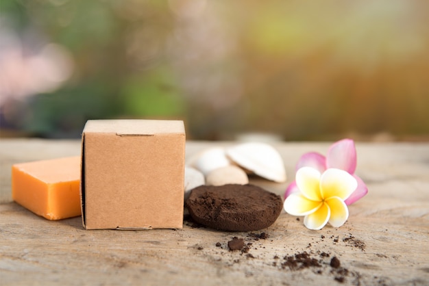 Sapone termale e polvere di caffè per graffi sulla pelle e fiori di plumeria