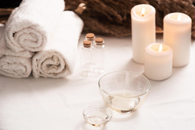 Spa stilleven met aromatische candlesoils en handdoek Donkere achtergrond