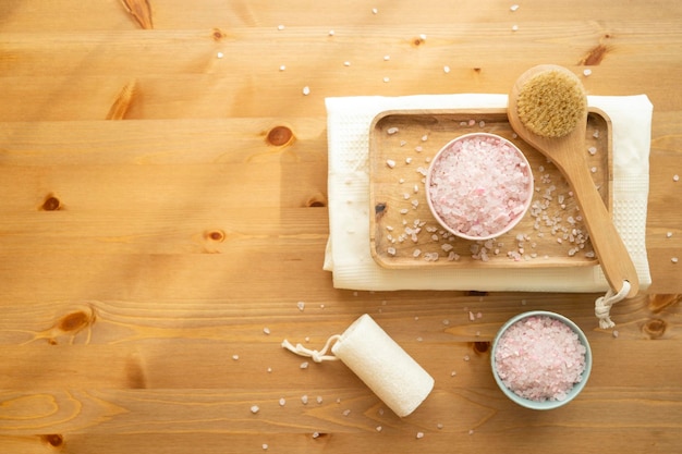 Spa stilleven met loofah zout en handdoek op houten ondergrond