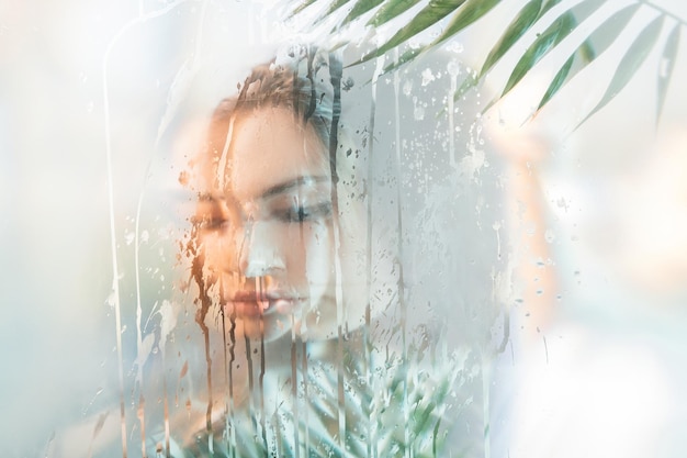 Спа-терапия натуральный уход за кожей женщина лицо мокрое стекло