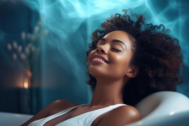 Foto terapia spa concetto di rilassamento femminile giovane bella donna afroamericana sorridente con gli occhi chiusi sdraiata in bagno aromatico al chiuso