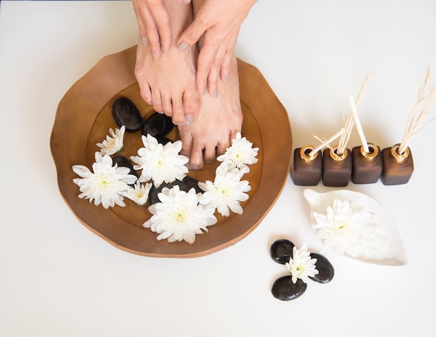 Foto trattamento spa e prodotto per piedi femminili e spa mani, thailandia