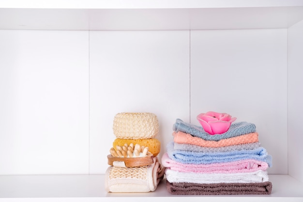 Spa e benessere con asciugamani. prodotti naturali di dayspa