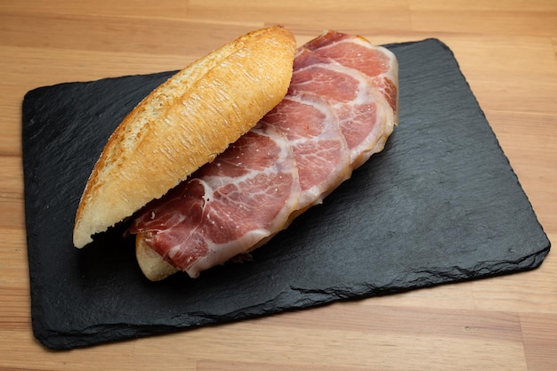 Foto spaans broodje met iberische ham