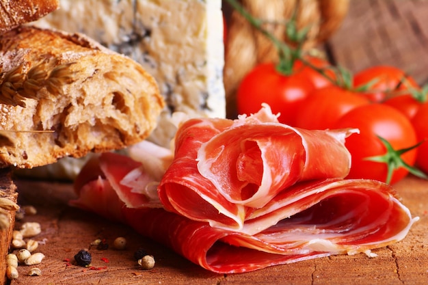 Spaans eten hamon met kaasbrood en tomaten