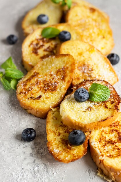 Spaans gebakken toast, torrijas, met bosbessen en munt