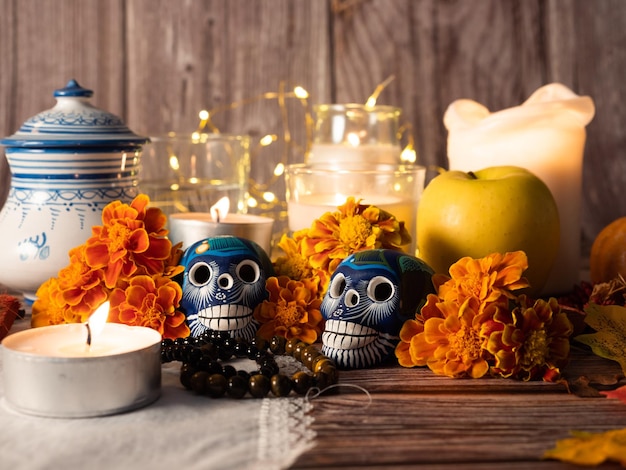 Spaans-Mexicaanse traditionele herfstfestivaldag van de doden typische Mexicaanse schedel met bloemen geschilderd op houten achtergronddecoraties en goudsbloembloemen