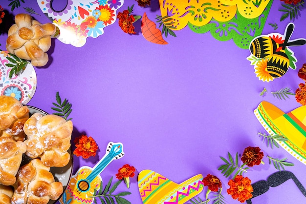 Spaans-Mexicaanse traditionele vakantie herfstfestival Dag van de Doden dia de los muertos achtergrond Met traditionele Pan de Muerto brooddecoraties en Goudsbloem en cempasuchil bloemen