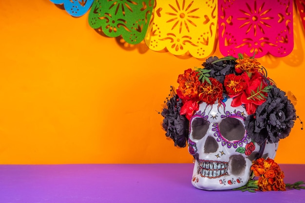 Spaans-Mexicaanse traditionele vakantie herfstfestival Dag van de Doden dia de los muertos achtergrond Met traditionele Pan de Muerto brooddecoraties en Goudsbloem en cempasuchil bloemen