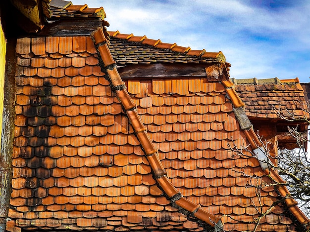 Spaans rood pannendak. Patroon van rijen tegels. Vrije ruimte, niemand. Foto van hoge kwaliteit