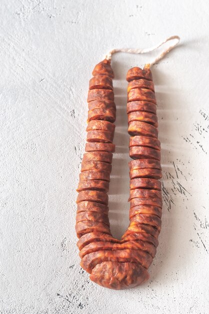 Spaanse chorizo op het witte oppervlak