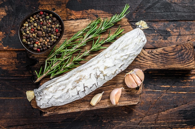 Spaanse droge gezouten salchichon salami op een snijplank