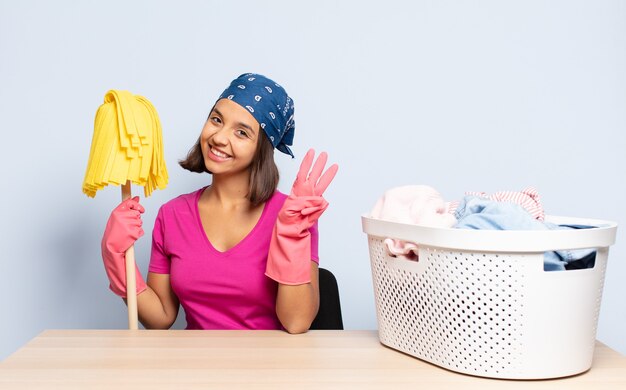 Spaanse en vrouw die vriendelijk glimlacht kijkt, nummer drie of derde met vooruit hand toont, aftellend