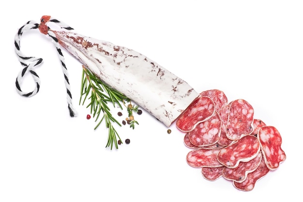 Spaanse fuet dunne gedroogde salami worst geïsoleerd op een witte achtergrond