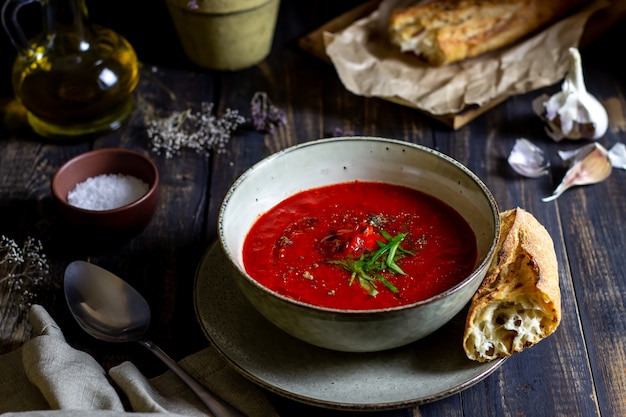 Spaanse gazpacho van de tomatensoep op een houten achtergrond