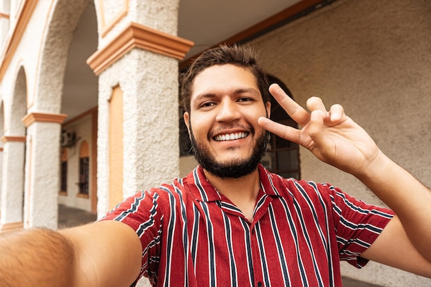 Spaanse jonge man die een selfie neemt