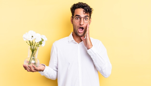 Spaanse knappe man die zich geschokt en bang voelt. bloemen pot concept