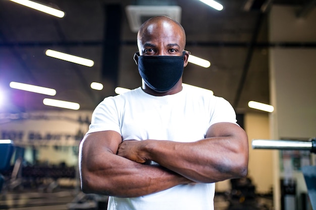 Spaanse man in witte katoenen broek met masker tijdens het sporten in de sportschool