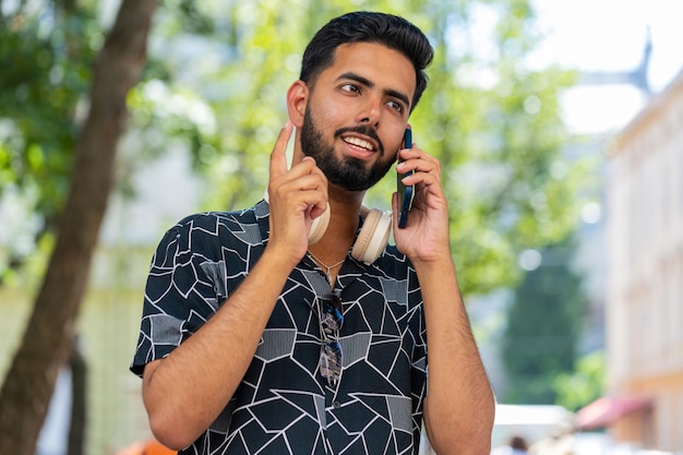 Spaanse man toerist die een telefoongesprek voert met een vriend via een smartphone