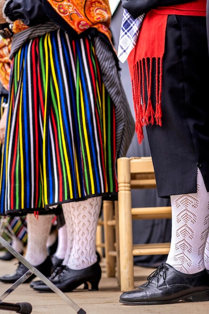 Spaanse mensen die traditionele kleding dragen dansen