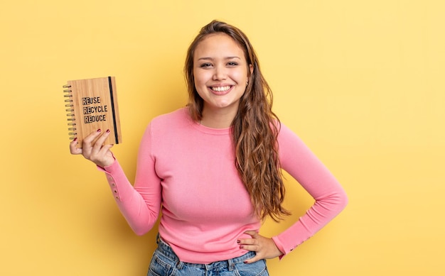 Spaanse mooie vrouw die gelukkig lacht met een hand op de heup en zelfverzekerd. recycle concept