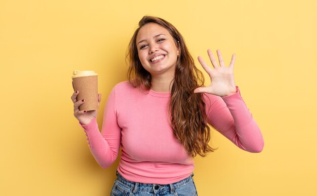 Spaanse mooie vrouw die lacht en er vriendelijk uitziet, met nummer vijf. afhaal koffie concept