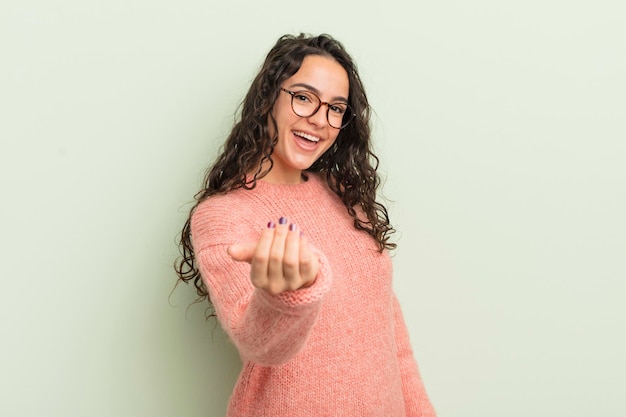 Spaanse mooie vrouw die zich gelukkig voelt, succesvol en zelfverzekerd een uitdaging aangaat en zegt kom maar op of heet je welkom