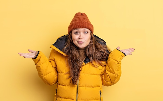 Spaanse mooie vrouw die zich verward en verward en twijfelend voelt. winterkledij