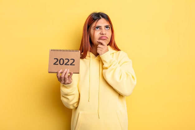 Spaanse mooie vrouw met een kalender of agenda 2022