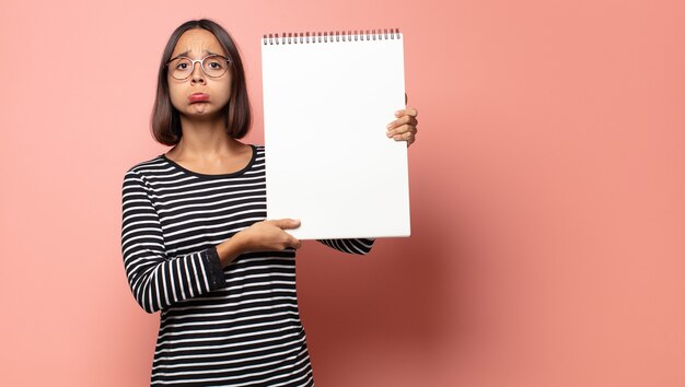 Spaanse mooie vrouw met een schetsboek