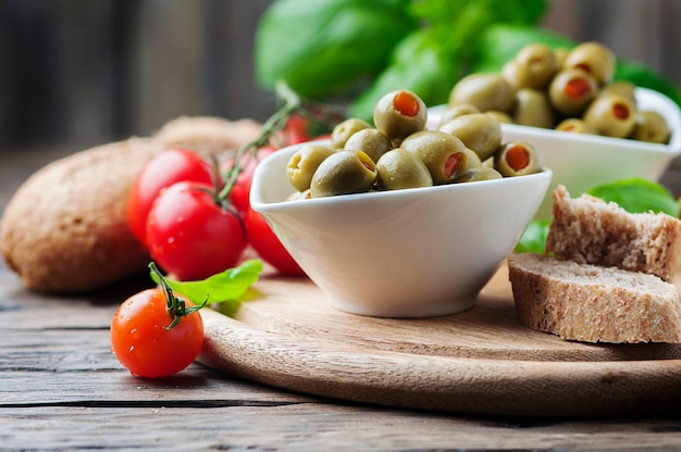 Spaanse olijven op de houten tafel