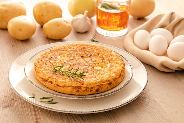 Spaanse omelet met aardappelen en ui typische Spaanse keuken Tortilla espanola