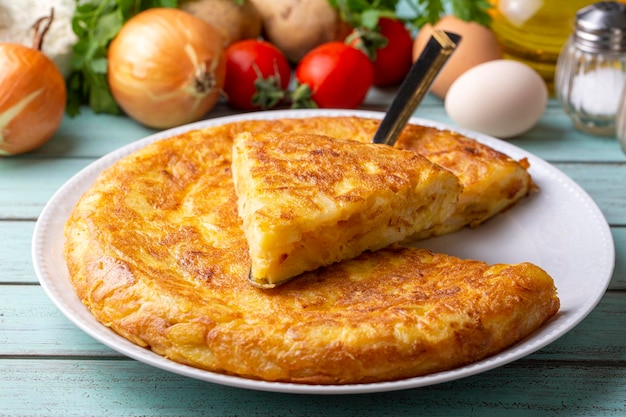 Spaanse omelet met aardappelen, typisch Spaanse keuken op grijze betonnen vloer. Tortilla Española. Turkse naam; Yumurtali-patates