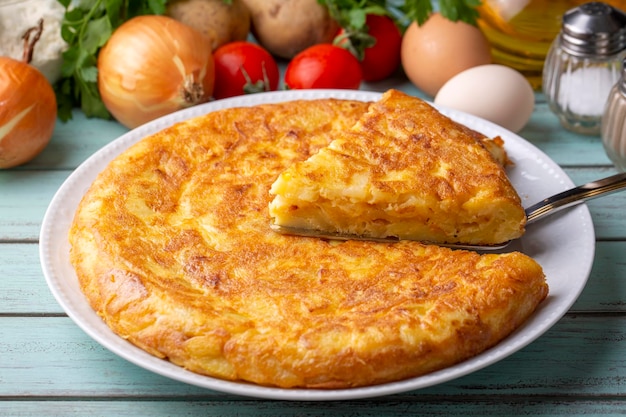 Spaanse omelet met aardappelen typisch spaanse keuken op grijze betonnen vloer Tortilla Espanola Turkse naam Yumurtali patates