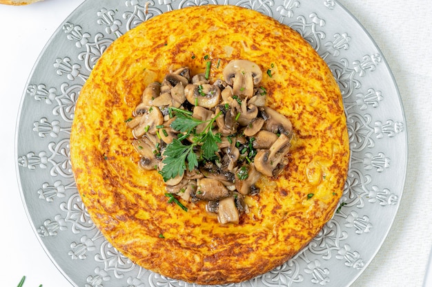 Foto spaanse omelet met champignons