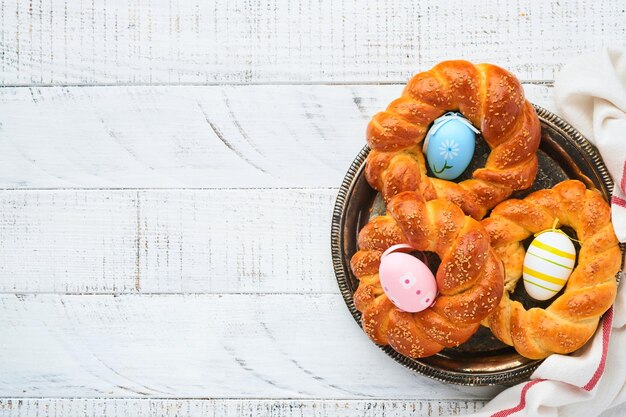 Spaanse paascake Traditionele mona de pascua typisch in Spanje met gekookte eieren gegeten binnen op witte rustieke houten tafel Kopieer ruimte Bovenaanzicht Mock up