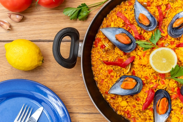 Spaanse paella op pan op houten achtergrond