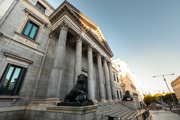 Spaanse parlement (Congreso de los diputados) beroemde gevel met twee leeuwen sculpturen aan elke kant; Madrid, Spanje.