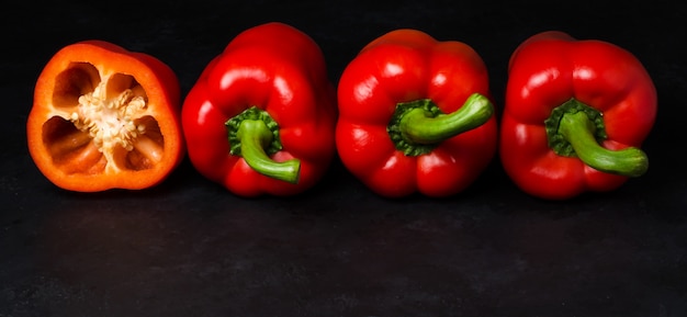 Spaanse peper op een zwarte achtergrond. Paprika. De soort capsicum annuum. Kopieer ruimte