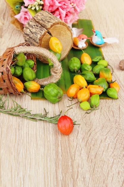 Spaanse peperspeper voor het koken op houten achtergrond