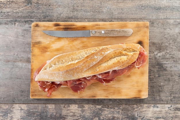 Spaanse serranoham sandwich op houten lijst